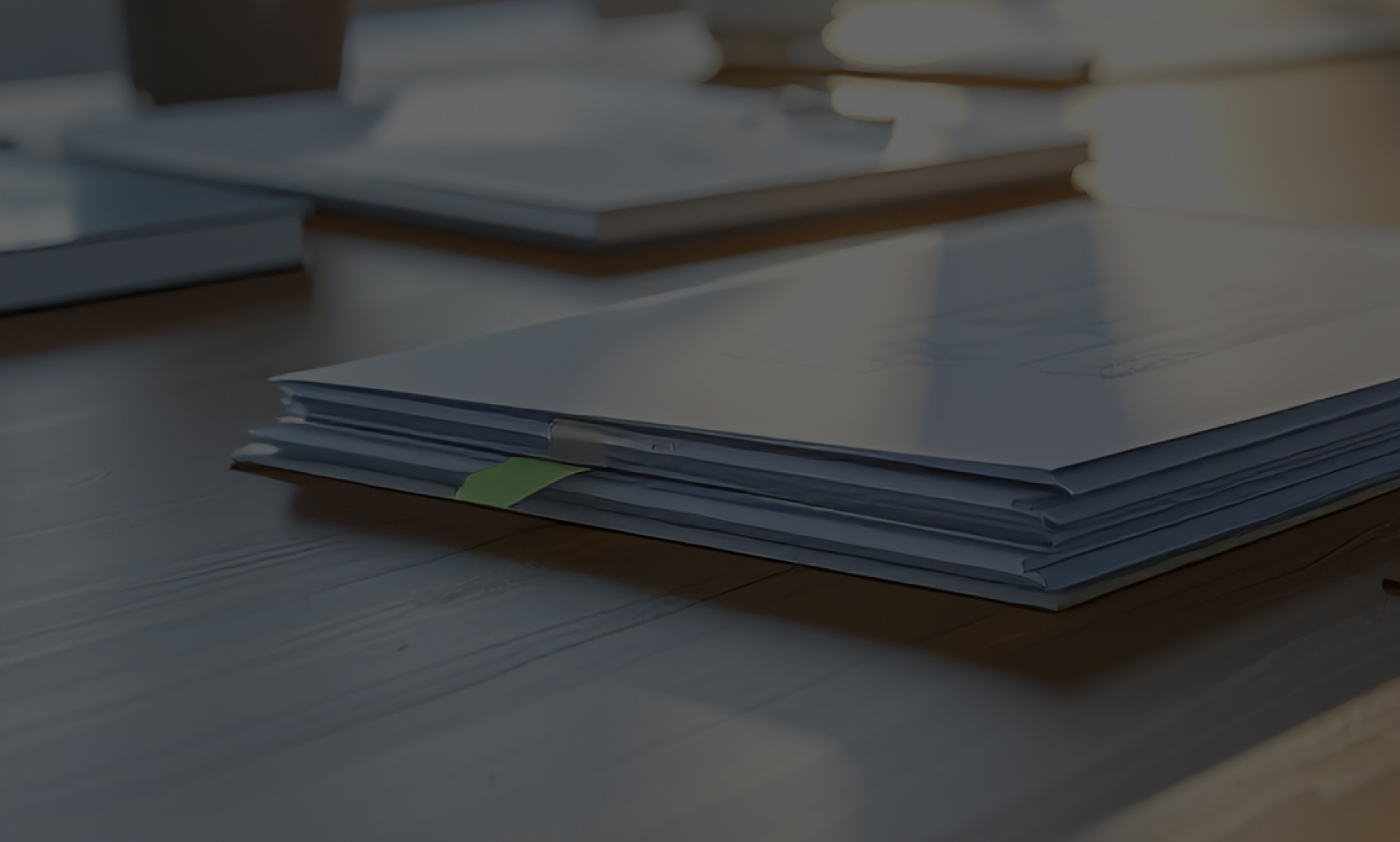 문서와 자료가 정리된 책상